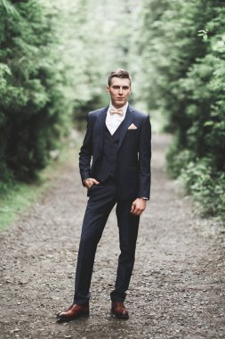 Yakışıklı delikanlı dağ orman üzerinde poz