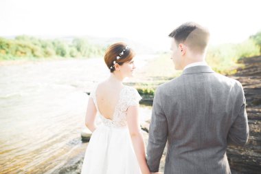 Gelin ve damat el ele tutuşuyor.