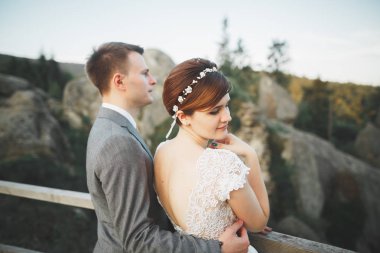 Güzel düğün çift, gelin ve damat, arka planda dağların aşık