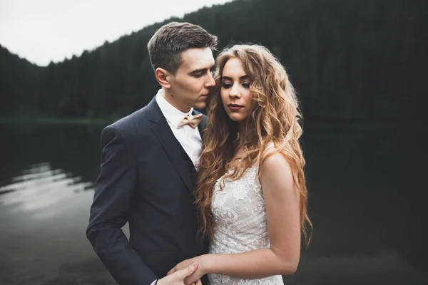 Prachtige prachtige bruid poseren om bruidegom en het hebben van plezier, luxe ceremonie in de bergen met een prachtig uitzicht, ruimte voor tekst, bruiloft paar — Stockfoto