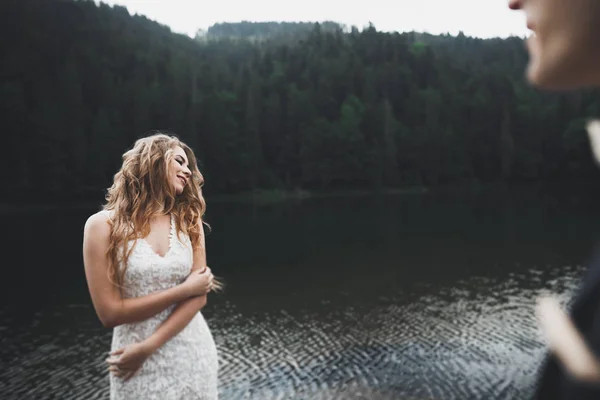 Magnifique couple de mariage embrasser et embrasser près de la montagne avec une vue parfaite — Photo