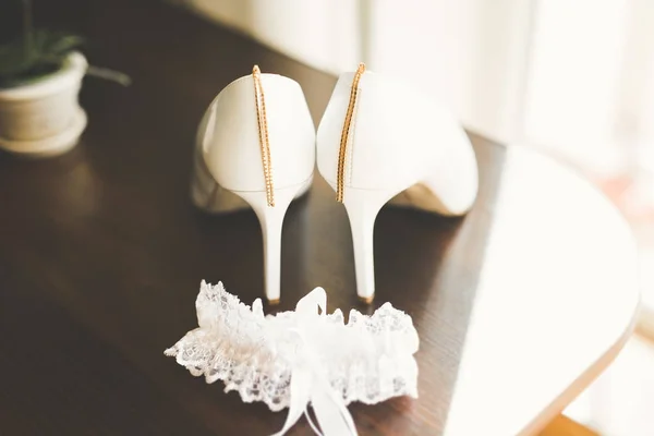 Witte stijlvolle trouwschoenen voor bruid. Close-up — Stockfoto