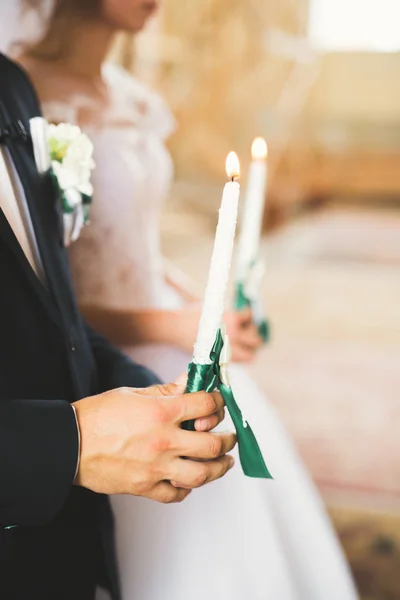 Γάμος ζευγάρι bide και γαμπρός παντρεύονται σε εκκλησία — Φωτογραφία Αρχείου