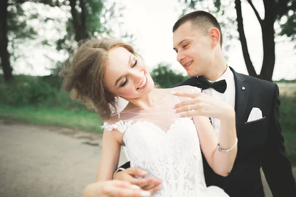 Pareja feliz boda caminando en un parque botánico — Foto de Stock