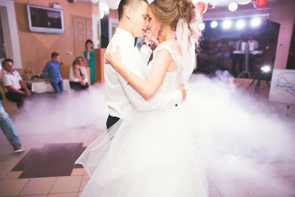 First wedding dance of newlywed couple in restaurant — Stock Photo, Image