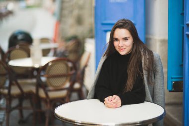 kentsel arka planda genç ve güzel bir kadın portresi