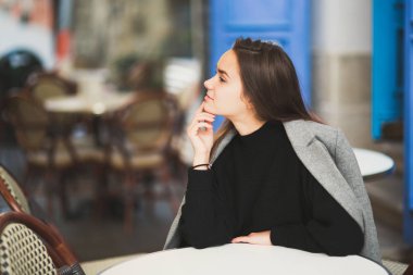 Eski şehirde sokakta poz güzel genç kadın