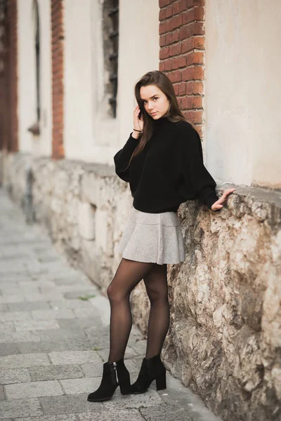 Vacker ung kvinna poserar på gatan i gamla staden — Stockfoto