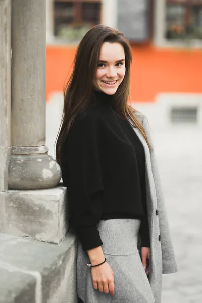 Portrait d'une jeune belle femme en milieu urbain — Photo