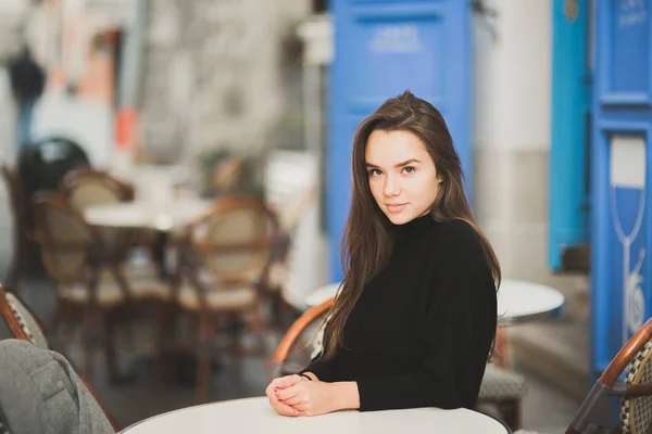 Mode femme portrait de jeune jolie fille à la mode posant à la ville en Europe — Photo