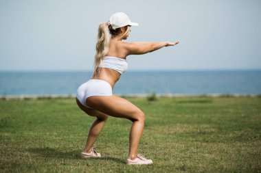 güzel kız yaz Park Deniz Manzaralı gidiyor