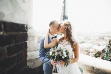 Öpüşen düğün çifti güzel manzarada kalıyor.