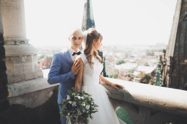 Muhteşem Düğün çifti Lviv eski şehir