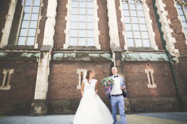 Muhteşem bir düğün çifti eski Lviv şehrinde yürüyor.