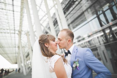 Mükemmel bir çift gelin ve damat düğün günlerinde poz verip öpüşürler.