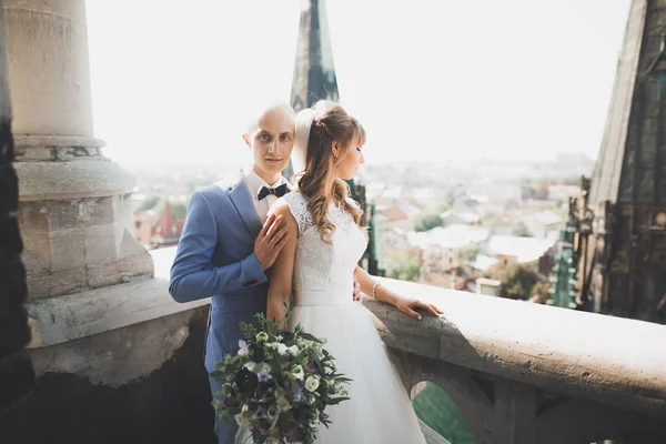 Hermosa pareja de boda en la ciudad vieja de Lviv — Foto de Stock