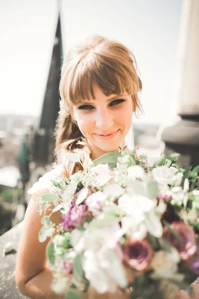 Novia celebración grande y hermoso ramo de bodas con flores —  Fotos de Stock