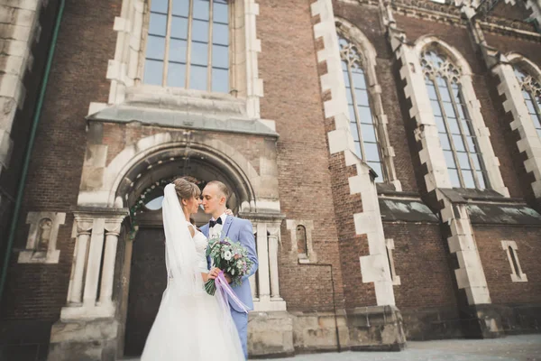 Pareja de matrimonio de lujo, novia y novio posando en la ciudad vieja — Foto de Stock