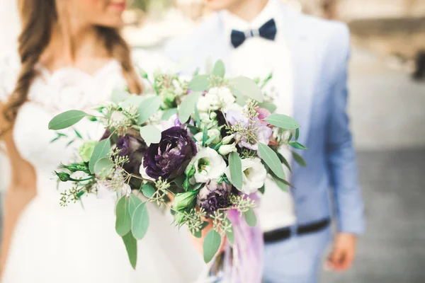 花束と大きく美しい結婚式の花束を保持花嫁 — ストック写真