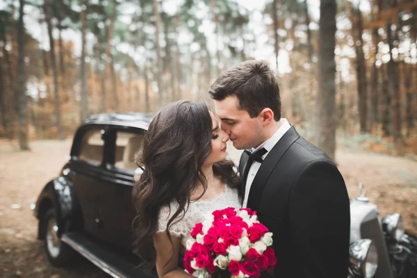 Acabo de casarme feliz pareja en el coche retro en su boda —  Fotos de Stock