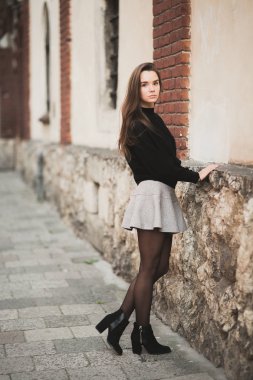 kentsel arka planda genç ve güzel bir kadın portresi