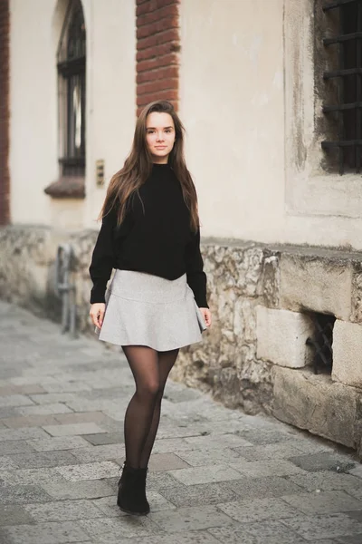 Hermosa joven posando en la calle en la ciudad vieja — Foto de Stock