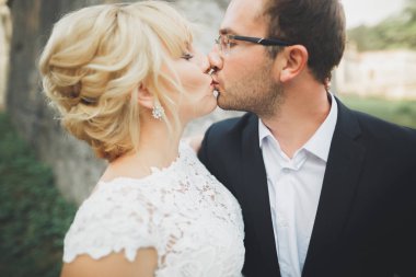 Bahar mevsiminde öpüşen düğün çifti. Yakın plan portre.