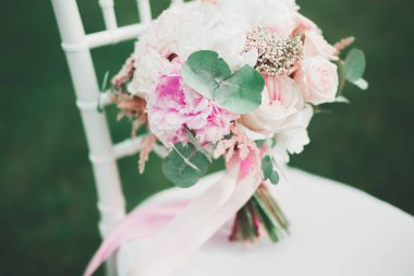 Farklı çiçeklerden oluşan lüks bir düğün buketi.