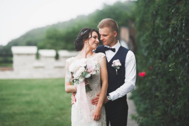 Mükemmel bir çift gelin ve damat düğün günlerinde poz verip öpüşürler.