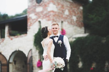 Lüks evli çift, gelin ve damat eski şehirde poz veriyor.