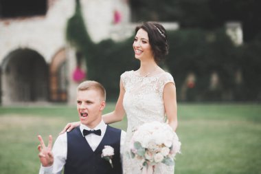 Lüks evli çift, gelin ve damat eski şehirde poz veriyor.