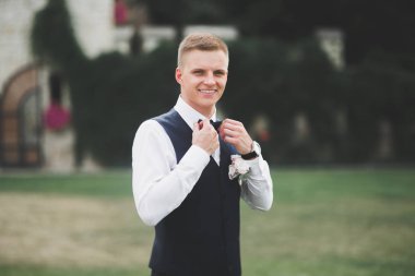 Arka planda izole edilmiş bir şekilde gülümseyen genç adamın portresi.