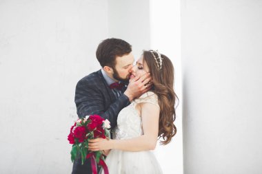 Lüks evli çift, gelin ve damat eski şehirde poz veriyor.