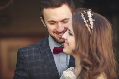 Bahar mevsiminde öpüşen düğün çifti. Yakın plan portre.