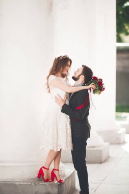 Lüks evli çift, gelin ve damat eski şehirde poz veriyor.