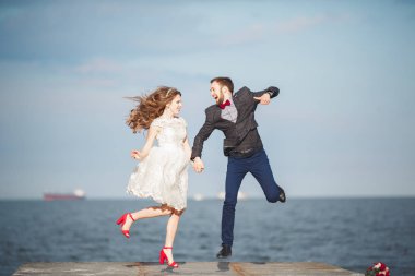 mutlu sadece evli genç düğün kutluyor çift ve güzel bir plaj gün batımında iyi eğlenceler