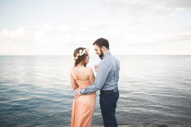 Düğün çift, Gelin, damat yürüyüş ve iskelede poz