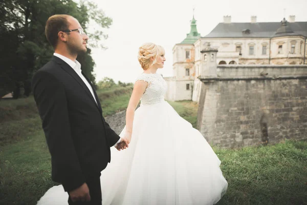 Ślub para panna młoda i pan młody trzymając się za ręce — Zdjęcie stockowe