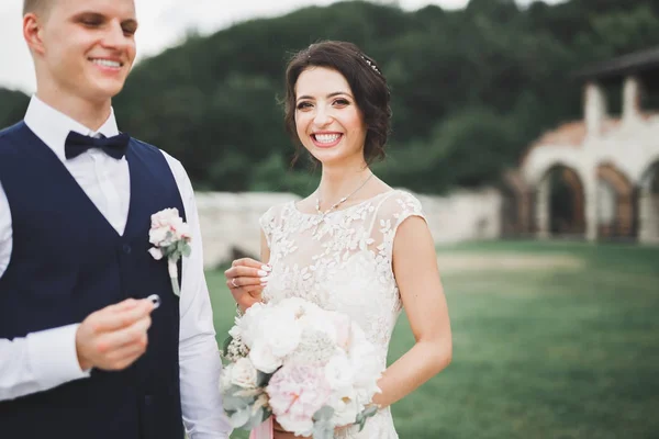 Novia y novio intercambiando anillos de boda. Elegante ceremonia oficial de pareja — Foto de Stock