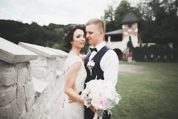 Sinnliches Porträt eines jungen Hochzeitspaares. Draußen — Stockfoto