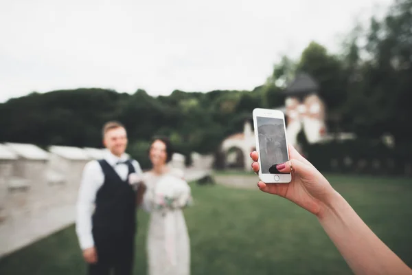 Kendilerini bir selfie alarak genç Düğün çifti — Stok fotoğraf