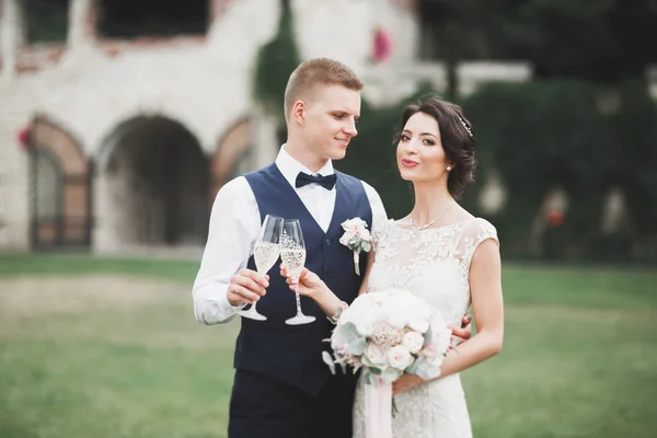 Luxe getrouwd echtpaar, bruid en bruidegom poseren in de oude stad — Stockfoto