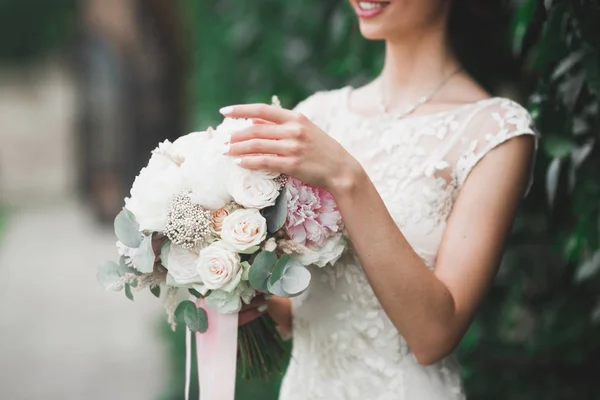 Νύφη κρατώντας μεγάλο και όμορφο γαμήλιο μπουκέτο με λουλούδια — Φωτογραφία Αρχείου