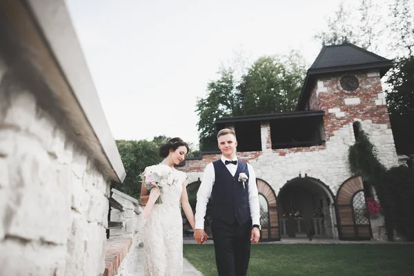 Couple parfait mariée, marié posant et embrassant dans leur jour de mariage — Photo