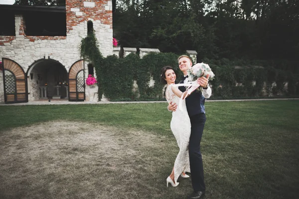 Luxus-Hochzeitspaar, Braut und Bräutigam posiert in der Altstadt — Stockfoto