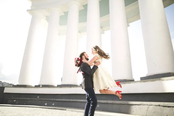 Casamento de luxo casal, noiva e noivo posando na cidade velha — Fotografia de Stock