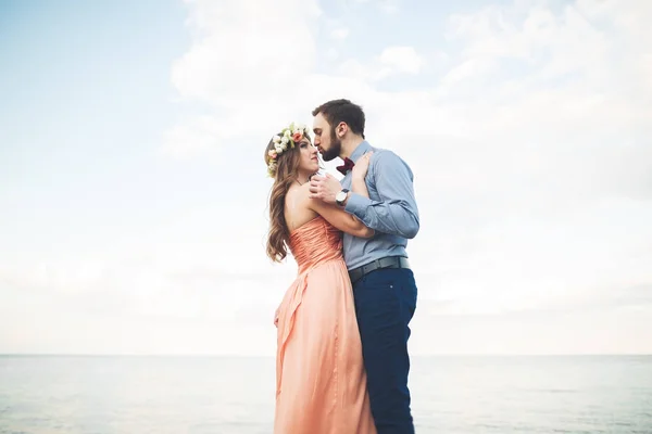 Belo casal amoroso, orgulho com vestido longo andando no cais — Fotografia de Stock