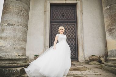 Muhteşem romantik zarif stil güzel beyaz gelin arka planda antik barok kalesinde