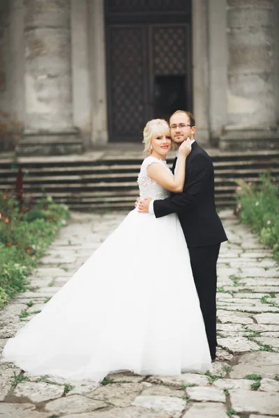 官能的な結婚式のカップル、古いスラブの城の前に抱きつくバレンタイン — ストック写真
