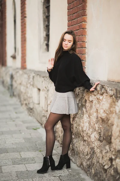 Mode kvinna porträtt av unga ganska trendig tjej poserar på city i Europa — Stockfoto